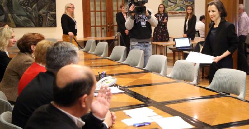 PREDANI POTPISI ZA KANDIDATURU Grabar Kitarović donijela koliko i ostali kandidati zajedno
