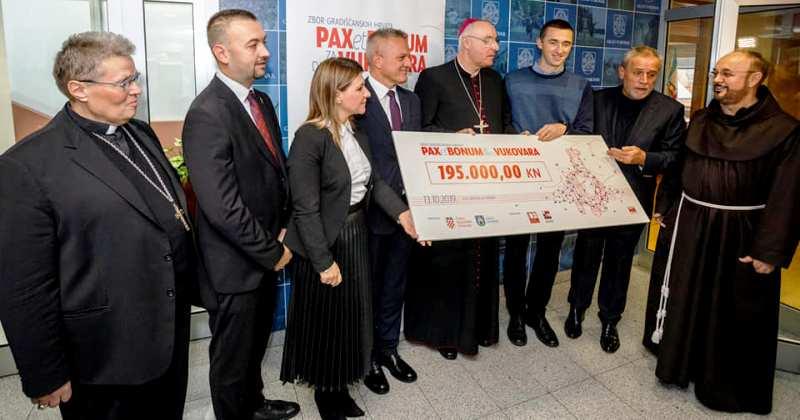 ZAHVALJUJUĆI DOBROČINITELJIMA IZ HRVATSKE I ISELJENIŠTVA Vukovarskim vrtićima dodijeljeno 195.000 kuna prikupljenih humanitarnom akcijom ‘Pax et bonum’