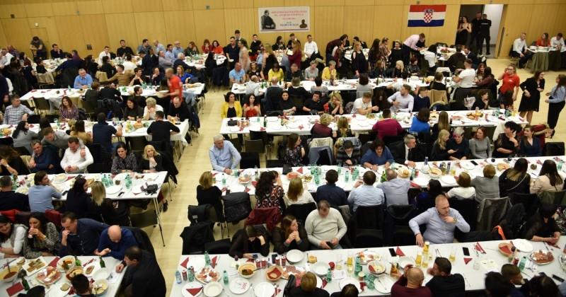 HRVATI U AUSTRIJI ZA HRVATSKOG PREDSJEDNIKA/PREDSJEDNICU MOGU GLASOVATI SAMO U BEČU Na adresi: Operngasse 20B