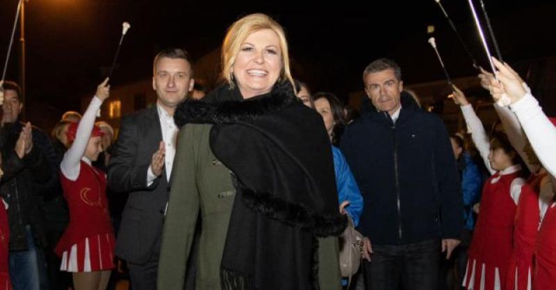 PREDSJEDNIČKI AUTOBUS KOLINDE GRABAR KITAROVIĆ Sudjelovao u prometnoj nesreći