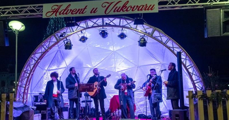 OTVOREN ADVENT U VUKOVARU Doživite neponovljive trenutke prosinca u Gradu heroju, uz pregršt sadržaja obavijenih mirisima i okusima tradicije