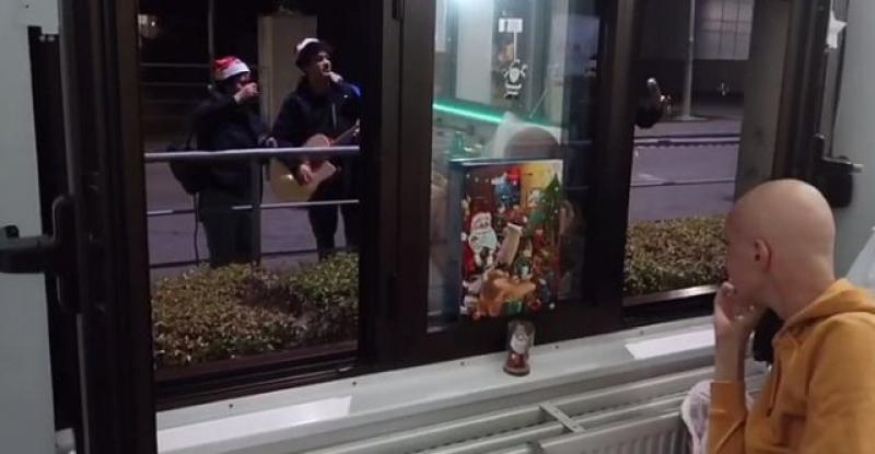 (VIDEO) POMOĆI MOŽETE I VI Dirljiv prizor ispred zagrebačke Dječje onkologije oduševio Hrvatsku