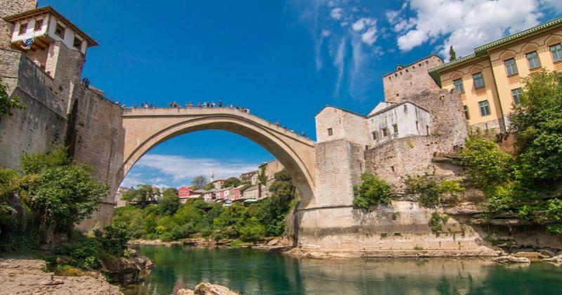 (VIDEO) PRVI SKOK SA STAROG MOSTA U 2020. Pogledajte hrabri novogodišnji skok Mostarca u ledenu Neretvu