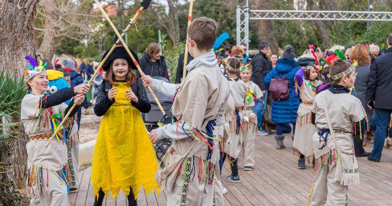 MAŠKARE PREUZELE VLAST U CRIKVENICI Kreativne maske i radosno paradiranje crikveničke ulice pretvorili u najživahniju pozornicu na otvorenom