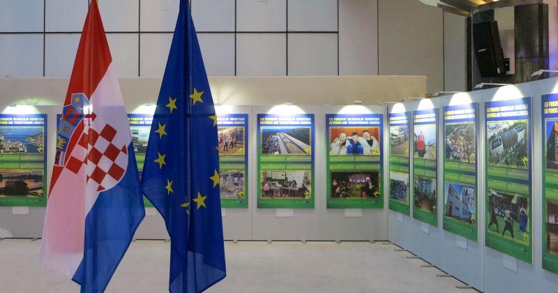 (VIDEO) FONDOVI EU-a MIJENJAJU HRVATSKU Fotografije Pelješkog mosta izložene u sjedištu Europskog parlamenta u Bruxellesu