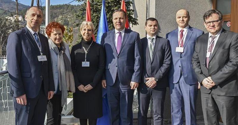 ZA VEĆU VIDLJIVOST HRVATA U MAKEDONIJI U Skopju održana konferencija o statusu i položaju nacionalnih manjina