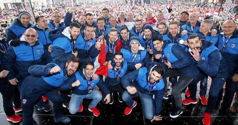IGOR KARAČIĆ: NAKON OVAKVOG DOČEKA NE MOŽEŠ BITI TUŽAN Desetak tisuća navijača dočekalo je na zagrebačkom trgu hrvatsku rukometnu reprezentaciju