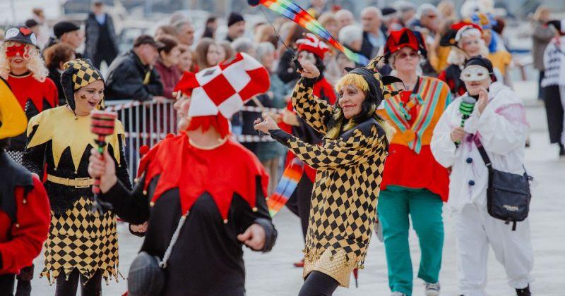 ZABAVA S VIŠE OD DVIJE TISUĆE MAŠKARA U CRIKVENICI Mirisni kotlići, Koktelsi, maškarane povorke i rukomet