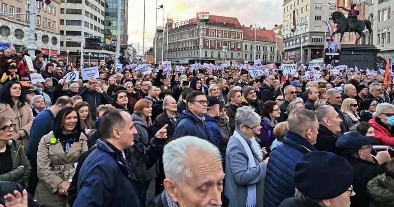 VIŠE TISUĆA GRAĐANA NA ZAGREBAČKOM TRGU PORUČILO BANDIĆU 'Milane, dosta je', 'Odlazi, odlazi' i 'lopovi, lopovi'