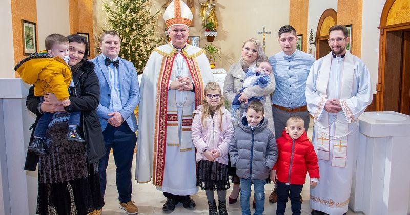 PRIZORI KOJI SE DANAS RIJETKO VIĐAJU Sisački biskup Vlado Košić u župnoj crkvi krstio peto dijete obitelji Godinić