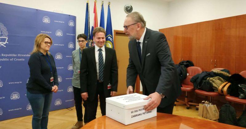 VELIKI USPJEH PRIJATELJA ŽIVOTINJA Ministarstvu unutarnjih poslova predali 60.000 potpisa za zabranu petardi