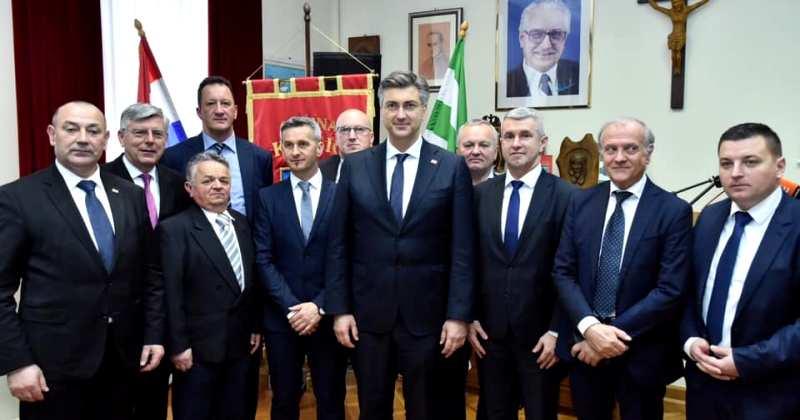 U KRAŠIĆU PROSLAVLJENO STEPINČEVO Andrej Plenković obećao financijsku pomoć Vlade i ministarstva za obnovu župne kuće. Stepinac je ondje boravio 2990 dana