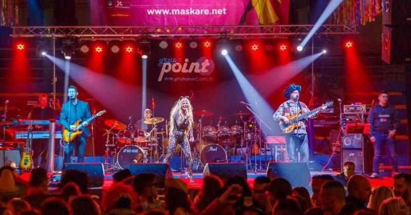 NEZABORAVNA MAŠKARANA SUBOTA U CRIKVENICI Odlična zabava u društvu Maje Šuput