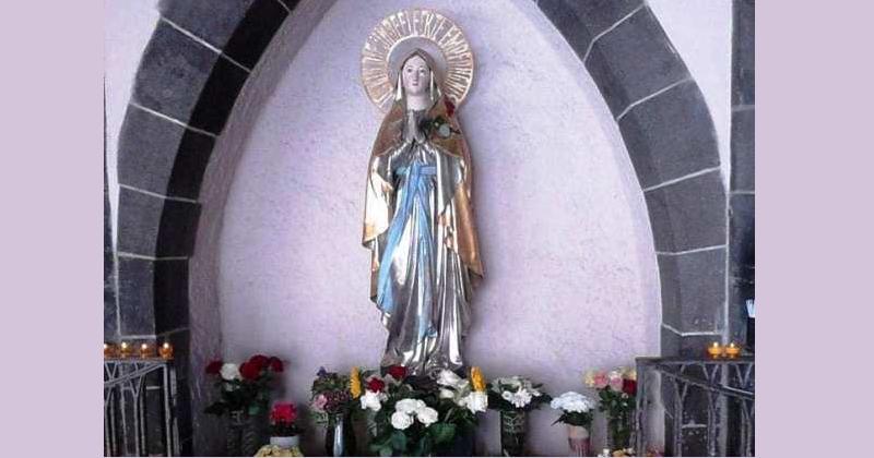 GOSPA LURDSKA U FRANKFURTU Nalazi se u dvorištu predivne njemačke crkve 'Liebfrauen Kirche' i Franjevačkog samostana