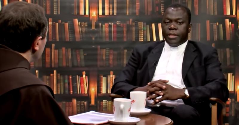 (VIDEO) VELEČASNI ODILON SINGBO, KAPELAN HRVATSKOG KATOLIČKOG SVEUČILIŠTA U mom kraju se kaže: Što žena hoće, to i Bog hoće. Tako se moj otac u ime ljubavi obratio na katoličanstvo