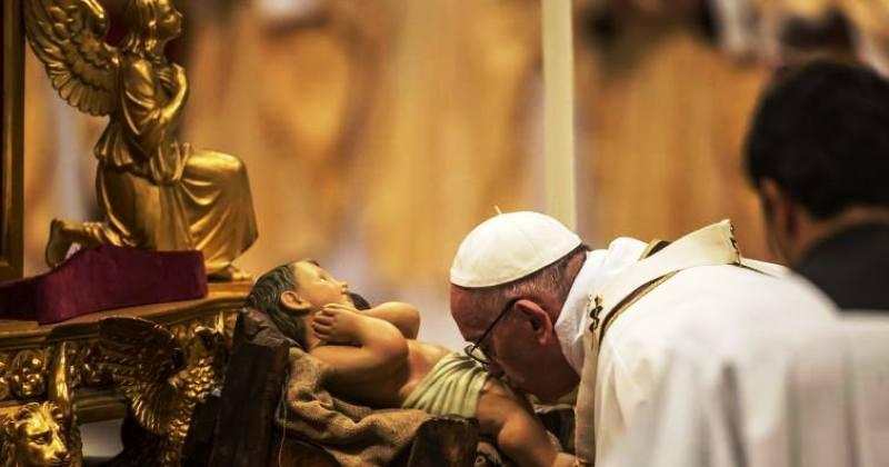 PAPA FRANJO ODBIO ZAREĐIVATI OŽENJENE SVEĆENIKE I osudio poduzeća 'gladna lake zarade koja otimaju zemljište i privatiziraju čak i pitku vodu'