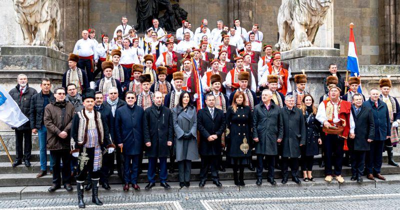 (VIDEO) HRVATSKA TURISTIČKA ZAJEDNICA PREDSTAVLJA DOMAĆU TURISTIČKU PONUDU NA SAJMU F.RE.E. U BAVARSKOJ Ovo je dokaz da su Sinjani u Münchenu pogodili u sridu! Pogledajte fotogaleriju