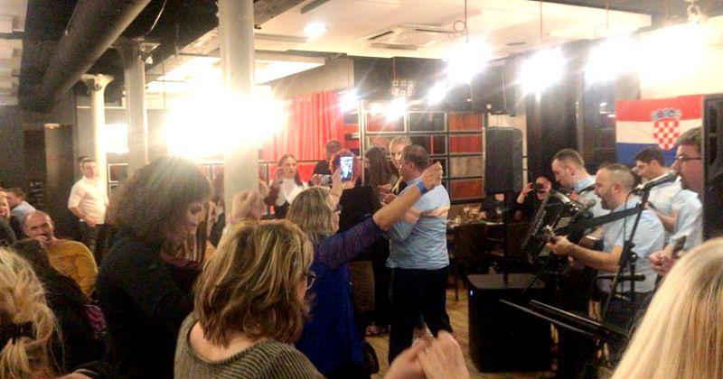 (VIDEO) HRVATSKA VEČER U FRANCUSKOJ Pogledajte kako su se uz tamburaše zabavljali Hrvati koji žive u regiji Rhône-Alpes