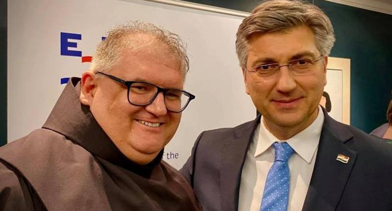 PREMIJER PLENKOVIĆ OBIŠAO HRVATE U LONDONU 'Svatko od vas je ključna spona između Ujedinjene Kraljevine i Republike Hrvatske'