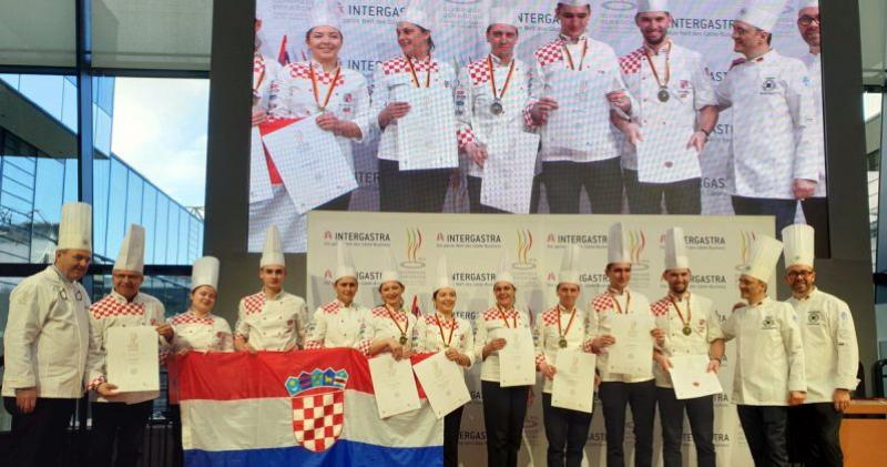 HRVATI NA KULINARSKOJ OLIMPIJADI U STTUTGARTU Ponosno se vratili kući s osvojene dvije timske i šest individualnih brončanih te četiri individualne srebrne medalje
