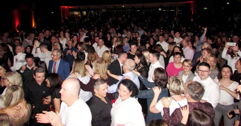 (NJEMAČKA) ODRŽANA VELIKA FEŠTA DALMATINACA I NJIHOVIH PRIJATELJA U BADEN-WÜRTTEMBERGU Više od tisuću Hrvata pjevalo i plesalo uz Trio Gušt, Tomislava Bralića i Ninu Badrić