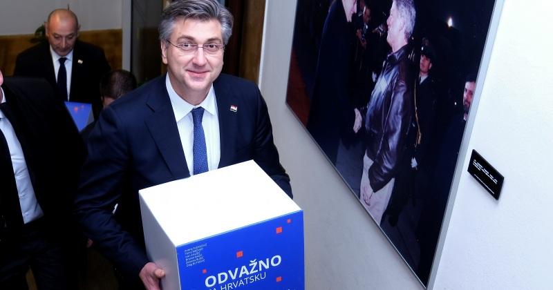 PLENKOVIĆ PREDAO VIŠE OD 45.000 POTPISA ZA SVOJU KANDIDATURU 'Za Davora Ivu Stiera ima mjesta u stranci i kada ne uspije na izborima'