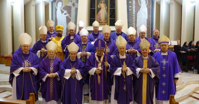 BISKUPI IZ HRVATSKE I BiH POZVALI NA GRADNJU MIRA I SURADNJE 'Ljude obeshrabruje to što se zlouporabom izbornih pravila ugrožavaju prava Hrvata kao konstitutivnog naroda'