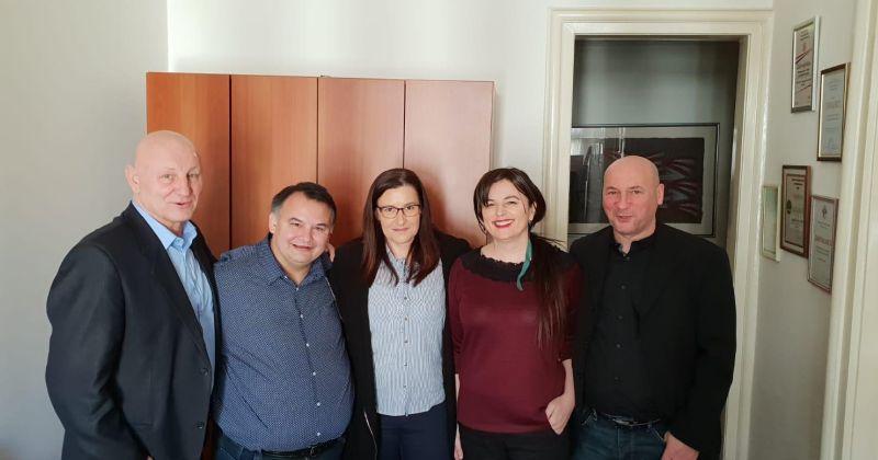 SUSRET IZASLANIKA HKUD-A BOSANSKA POSAVINA I UREDA ZA HRVATE IZVAN RH Poseban naglasak stavljen je na Školu folklora i mlade, ali problem je nedostatak narodnih nošnji, a njihova izrada je skupa