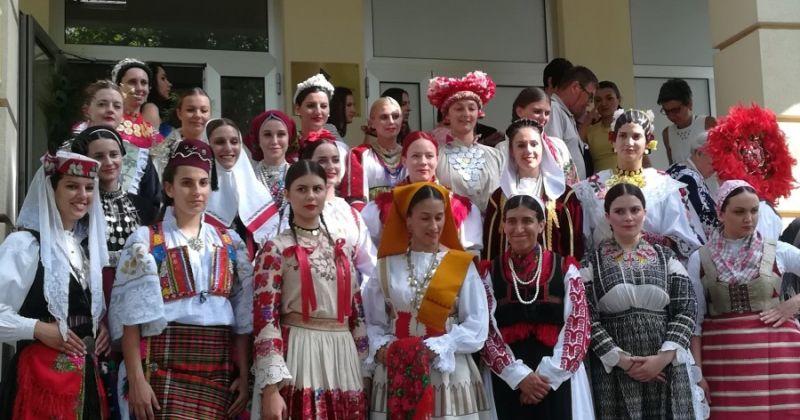 BIRA SE NAJLJEPŠA HRVATICA U NARODNOJ NOŠNJI IZVAN RH Hrvatska matica iseljenika poziva djevojke da se prijave na reviju koja ujedinjuje matičnu domovinu i hrvatsko iseljeništvo