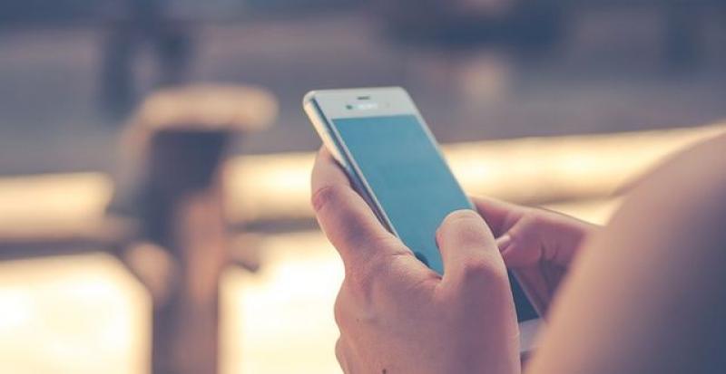 ČISTITE MOBITEL SVAKI PUT KADA DOĐETE IZVANA Koronavirus na njemu može preživjeti čak 9 dana