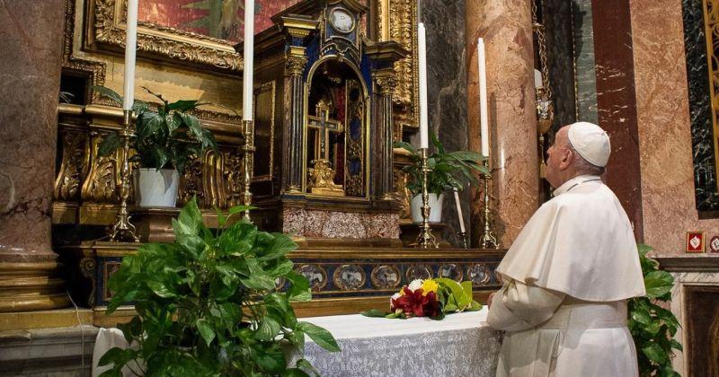 (VIDEO) PAPA FRANJO PJEŠICE NAPUSTIO VATIKAN Hodočastio je za prestanak pandemije koronavirusa