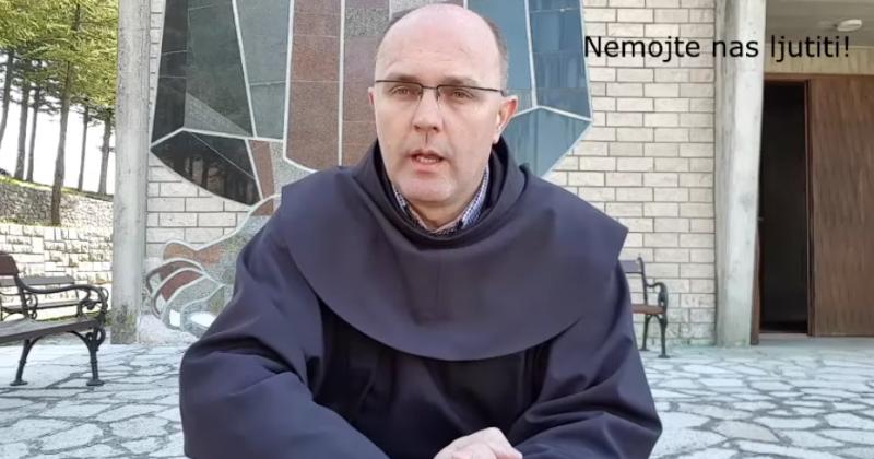 FRA MARIO KNEZOVIĆ: 'NEMOJTE NAS LJUTITI' Pogledajte i poslušajte fratrovu poruku u ozračju ljutnje, suza i poruke odgovornosti kako bi opstali i ojačali nadu