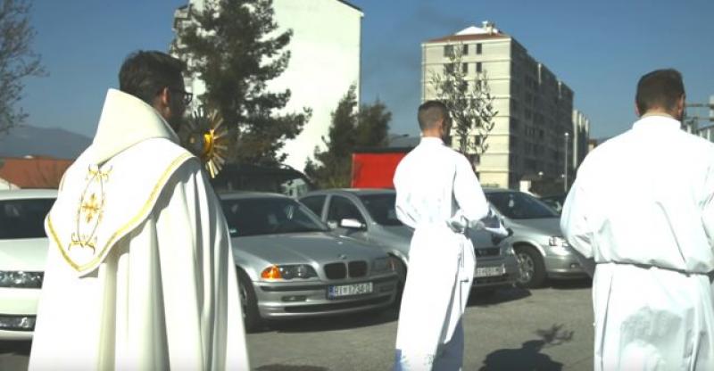 (VIDEO) 'ISUS JE PROŠAO I MOJOM ULICOM' Bogu hvala da takvi svećenici još postoje