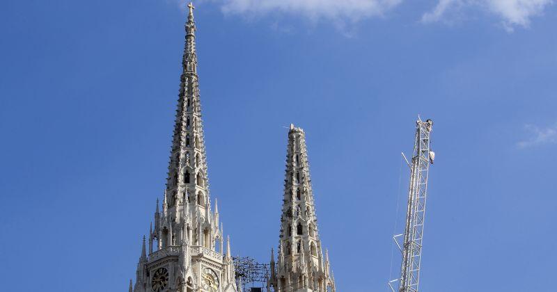 (VIDEO) DANAS SE RUŠI DIO TORNJA Povijesna akcija skidanja vrha sjevernog tornja katedrale uz pomoć eksploziva