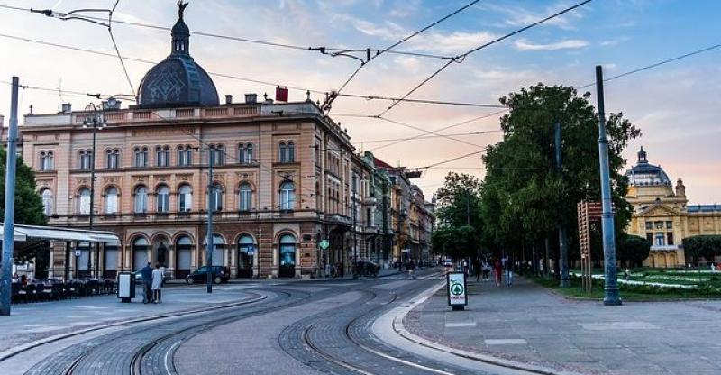DIRLJIVA PRIČA IZ TRAMVAJA 'Blago djeci koja imaju takvu mamu!'