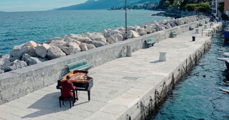 (VIDEO) TAJNI KONCERT UZ MORE Klavirski virtuoz publici u pitoresknom mjestašcu Volosko priredio jedinstveno iskustvo