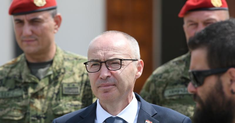 POGINULI NATPORUČNIK MARKO NOVKOVIĆ I PORUČNIK LUKA JAGATIĆ Ministar Krstičević podnio ostavku na konferenciji za medije o padu vojnog aviona pokraj Zadra