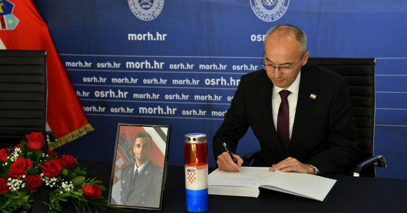 TEŠKI TRENUCI ZA OBITELJI Ispraćaj poginulih pilota bez predstavnika medija