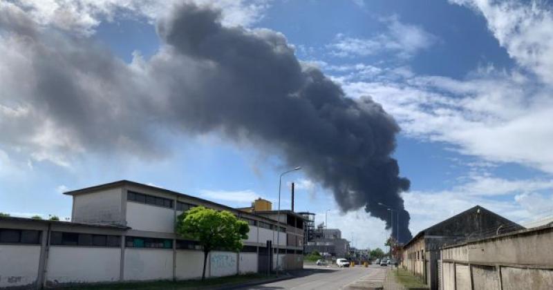 (VIDEO) POŽAR U VENECIJI Gori tvornica boja i lakova, stanovnici ne smiju iz kuća