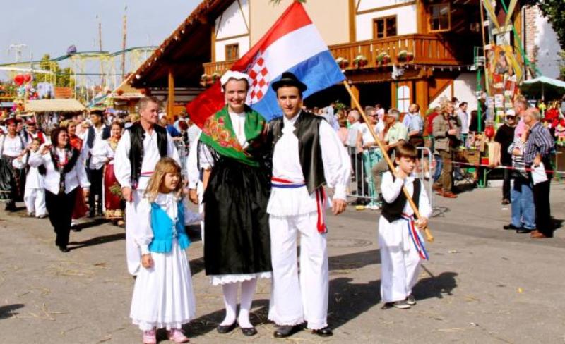 INA VUKIĆ IZ SYDNEYA 'Hrvatsko iseljeništvo plaća porez i najvažniji je ulagač u Hrvatskoj i ima pravo glasa!'