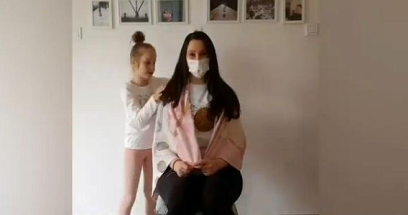 BORBA MLADE MAJKE Jednu je bitku dobila, ali rak se vratio. Izgubila je kosu, a glavu joj je pomogla obrijati kćerkica