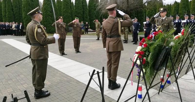 U POVODU DANA ORUŽANIH SNAGA RH Na vukovarskom Memorijalnom groblju žrtava iz Domovinskog rata, položeni vijenci i zapaljene svijeće