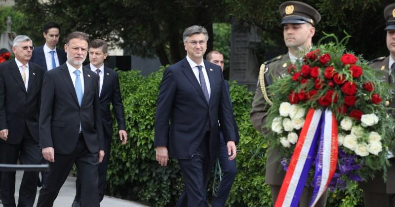 HRVATSKA SLAVI DAN DRŽAVNOSTI Državni vrh položio vijence na grob prvog hrvatskog predsjednika dr. Franje Tuđmana