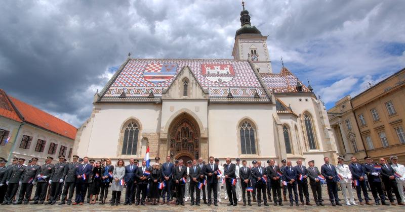 S MEDVEDGRADA ISPALJENO 30 PLOTUNA U ČAST 'LIJEPE NAŠE' Dan Državnosti proslavljen na Trgu svetog Marka