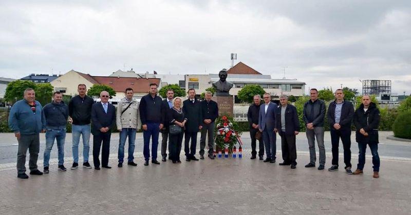 U VUKOVARU Polaganjem vijenaca i paljenjem svijeća obilježen Dan državnosti Republike Hrvatske