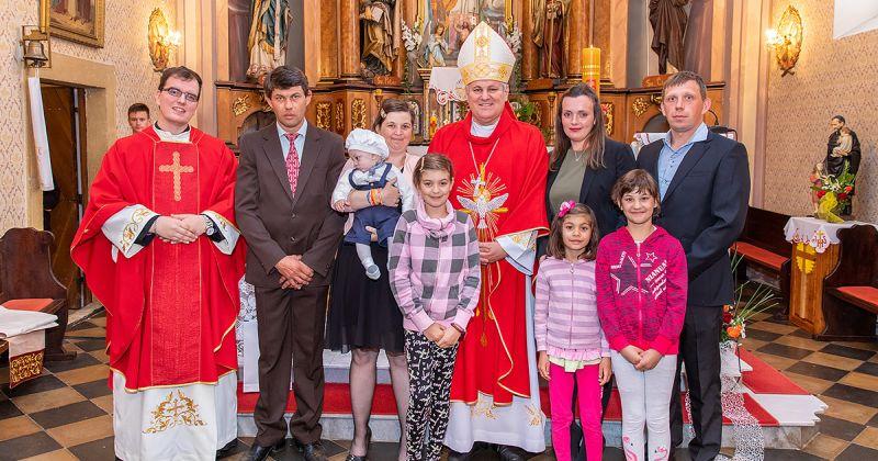 BISKUP KRSTIO PETO DIJETE 'Ovakve mnogobrojne obitelji pravi su blagoslov i za našu Domovinu'