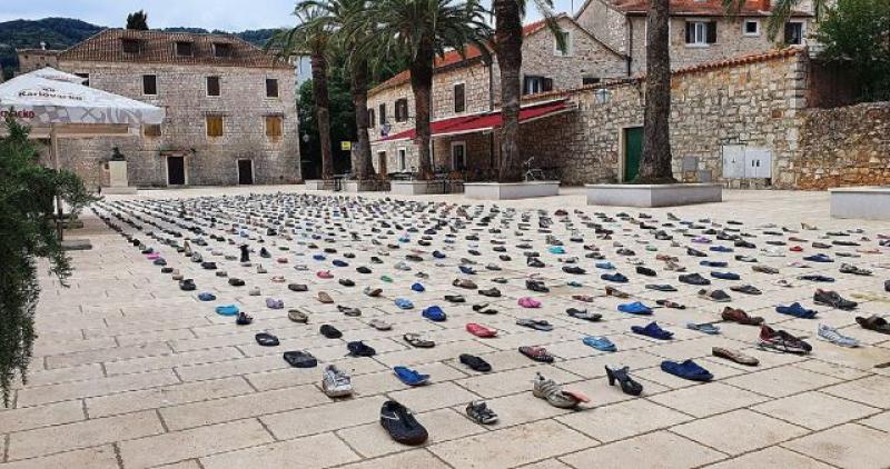 'TISUĆU PEPELJUGA' Cipele u svim stilovima, bojama i fazama raspadanja, plutale su Sredozemljem i završile na Hvaru