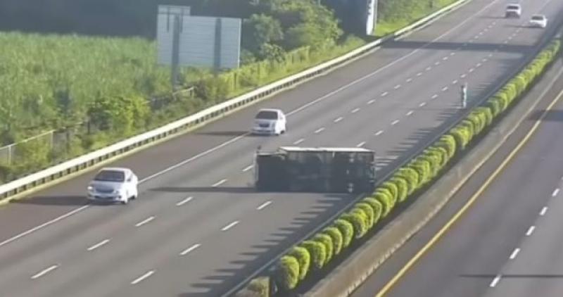 (VIDEO) STRAVIČAN UDAR Vozač Teslinog Modela 3 zabio se u prevrnuti kamion na cesti brzinom većom od 100 kilometara na sat