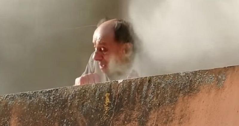 (VIDEO) PRAVI SUPERHEROJI POSTOJE Pogledajte ove dečke kako su spasili starca iz plamtećeg stana