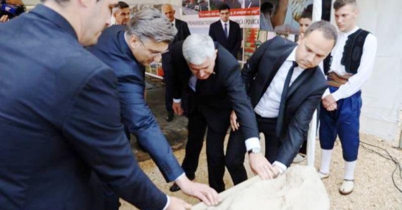 URED ZA HRVATE IZVAN RH PODRŽAO PROJEKT REVITALIZACIJE POLJOPRIVREDE U HERCEGOVINI U Kruševu kod Mostara gradit će se Podravkina tvornica, kamen temeljac položili Plenković i Čović